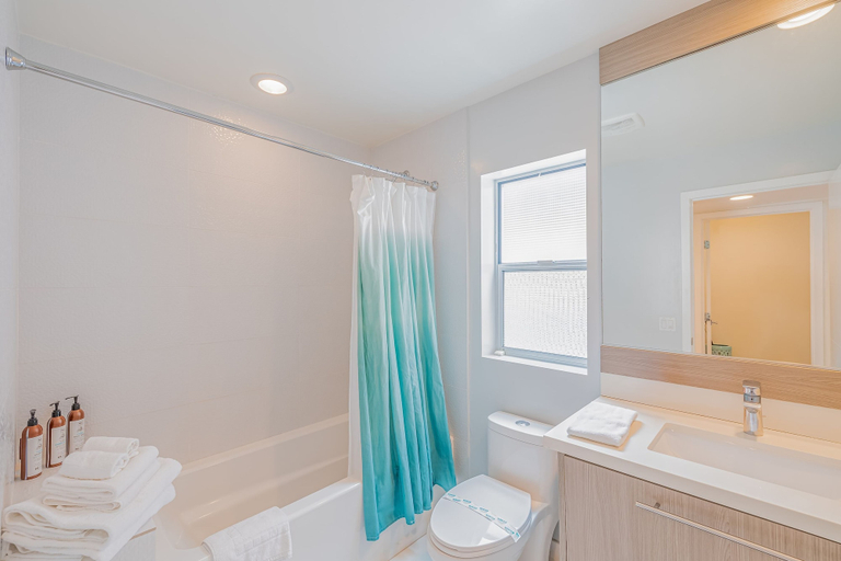 Room 4, Seaside Style by Avantstay Rooftop Walk to Beach Chic Design, Orange