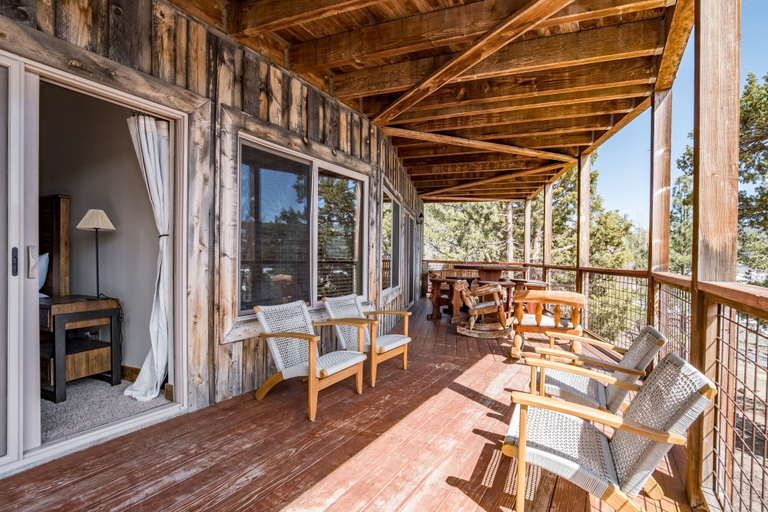 Room 4, Lakefront Lodge by Avantstay Lakefront Cabin w Hot Tub, San Bernardino