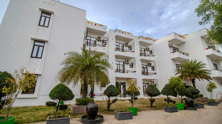 Exterior & Views