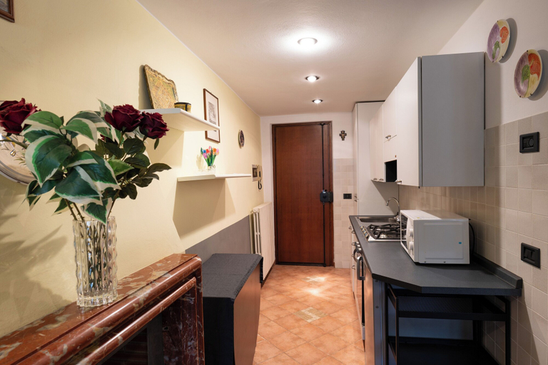 Private kitchen, Cozy Pietrasanta Central Apartment With Loft, Lucca