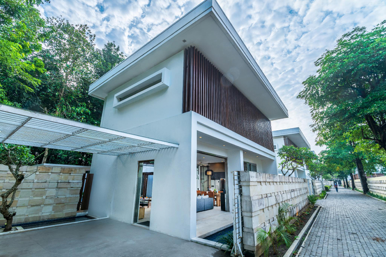 Exterior & Views