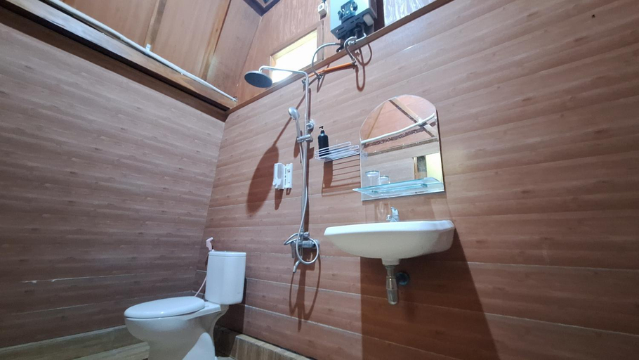 Bathroom 16