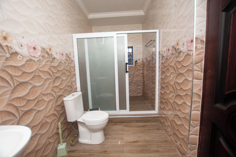 Bathroom 3, Yaa Asantewaa Inn, Ejisu-Juabeng