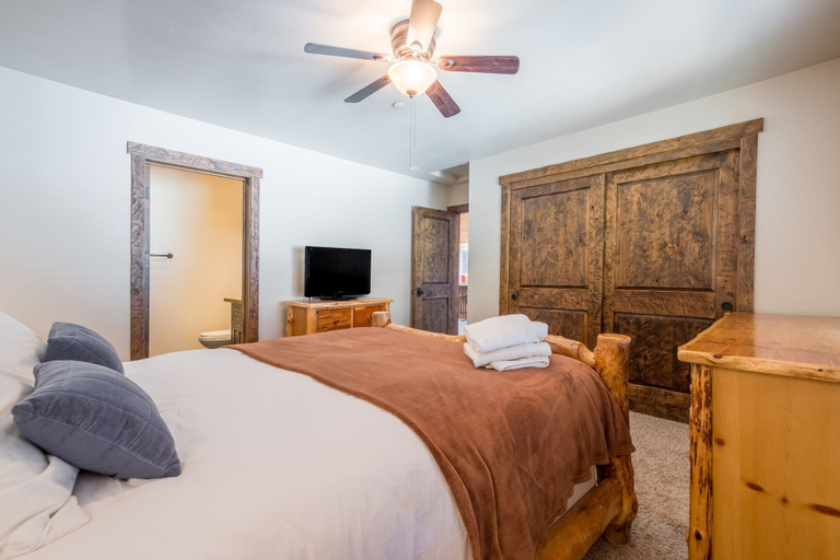 Room 2, Lakefront Lodge by Avantstay Lakefront Cabin w Hot Tub, San Bernardino