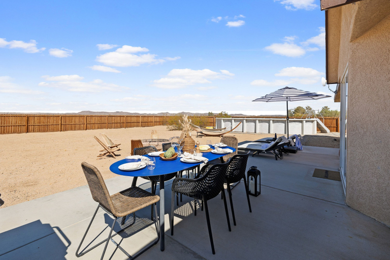 Room 5, Casa De Kota by Avantstay Pool Firepit Games Secluded Chic, San Bernardino