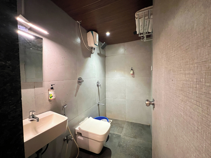 Bathroom 3, New Hotel Prince Palace, Mumbai Suburban