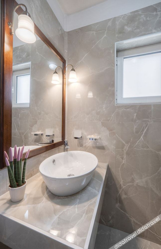 Bathroom 4, Marinero Apartments