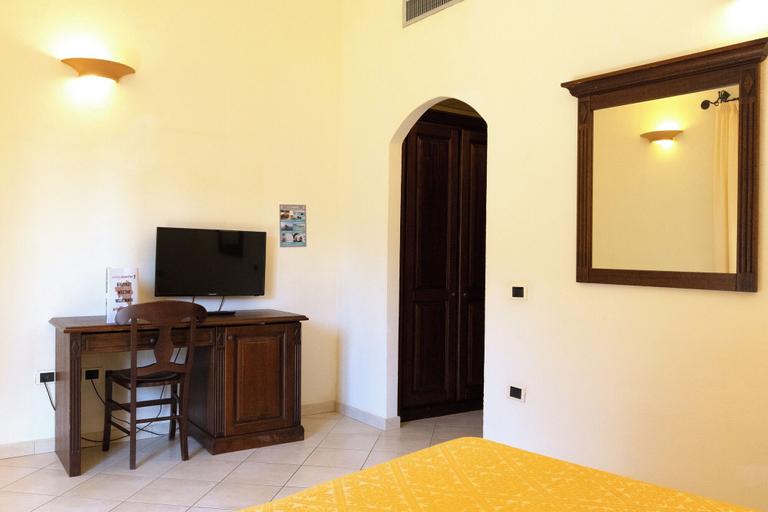 Bedroom 5, Hotel Medar with pool in Arborea, Oristano