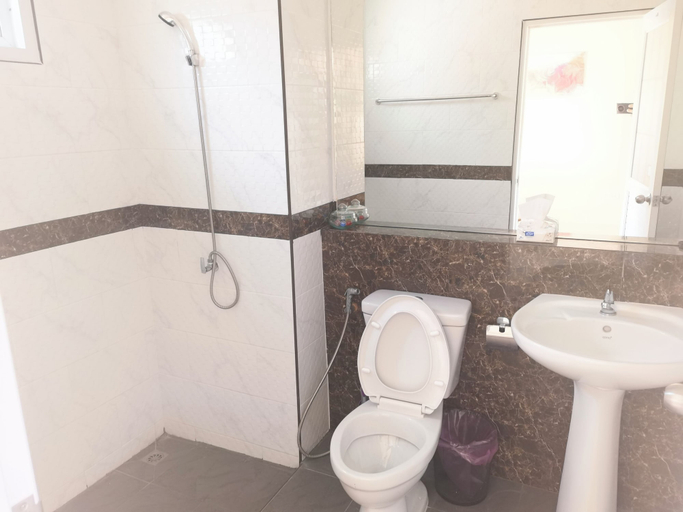 Bathroom 10