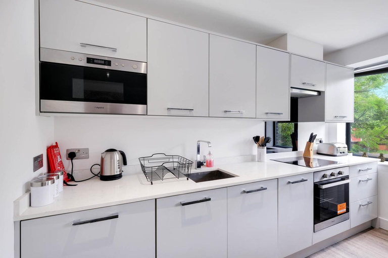 Kitchen 5, Reading Town Centre 2 Bedroom Apartments with Parking by 360Stays, Wokingham