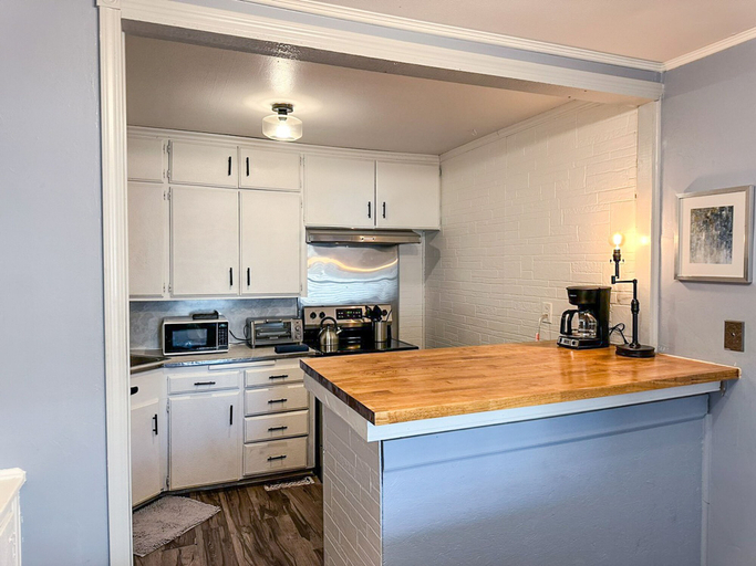 Room 2, Affordable 2BR Getaway Near Plaza District Lilac1, Oklahoma