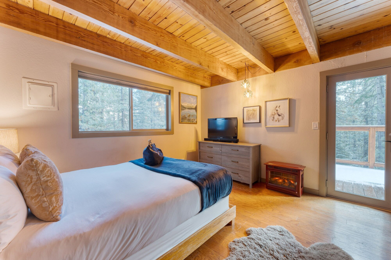 Room 2, Sierra at Donner Lofted Cabin Minutes to Lake A-frame-inspired Design Deck, Nevada