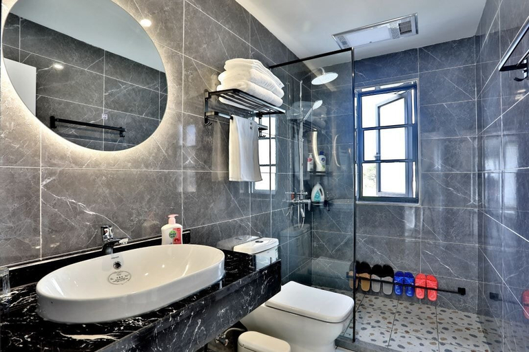 Bathroom 5, Shanghai Monegative Time Garden Hotel, Shanghai