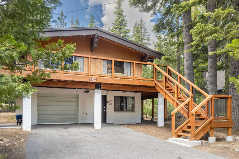 Room 5, Fawn by Avantstay Secluded Cabin w Large Deck Surrounded by Forest, El Dorado