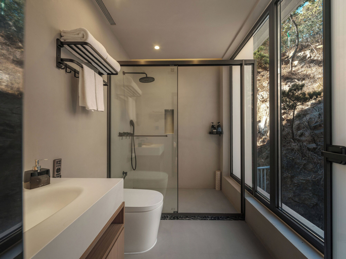 Bathroom 3, qingdaowushe yujian haijing jiudian, Qingdao