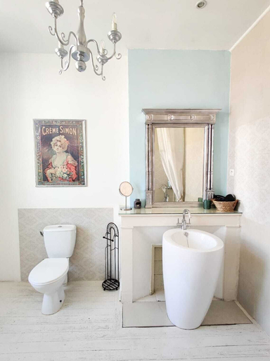 Bathroom 5, Entre Bastide et Cite, Aude