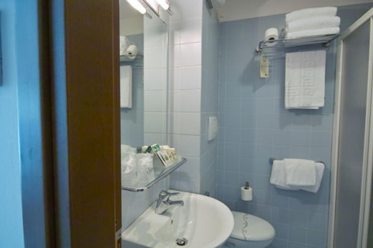 Bathroom 16