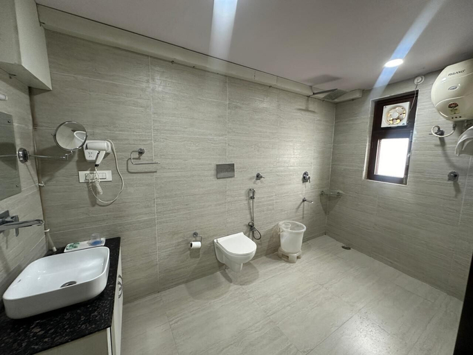 Bathroom 4, Hotel Anant Restaurant And Bar, Mandi