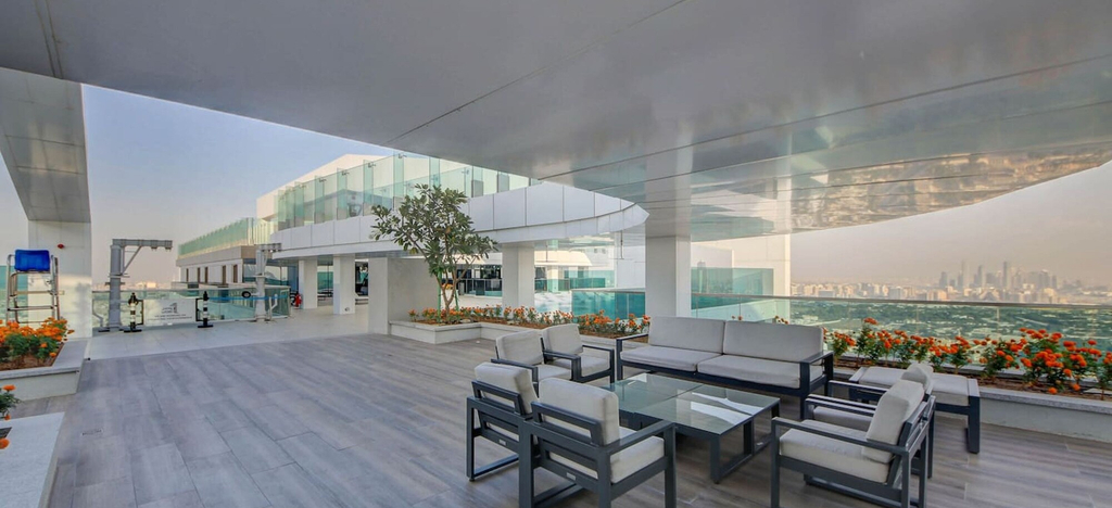 Room 3, Lux 1BR w World Highest Sky Track Rooftop Pool, Dubai