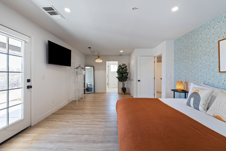 Room 2, Sunflower 1mi From JT New Pool Game Room, San Bernardino
