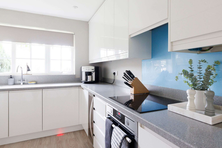 Room 5, Stylish 4 Bed Home Close to Beach, West Sussex