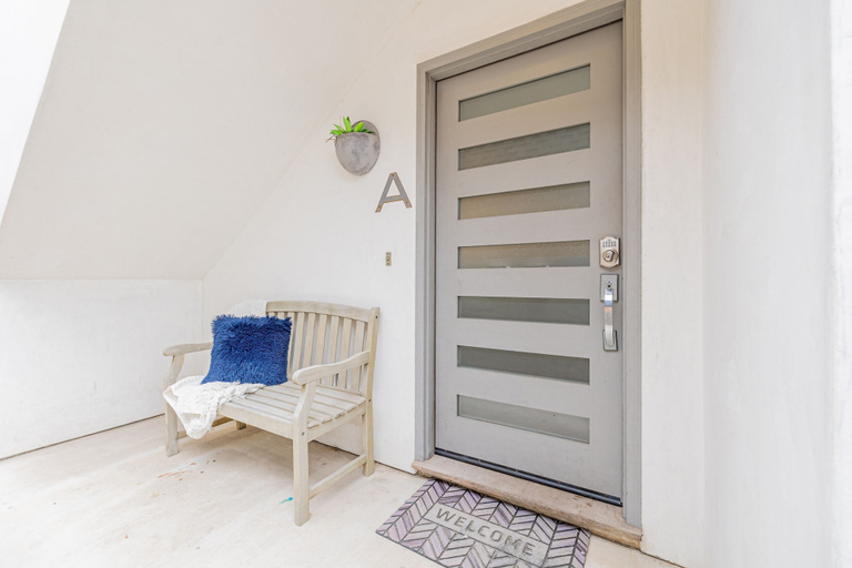 Room 3, Seaside Style by Avantstay Rooftop Walk to Beach Chic Design, Orange