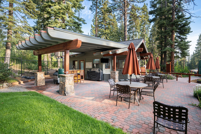Room 4, Wolfe by Avantstay 5mins Northstar w Hot Tub Fireplace 2 Private Decks, Placer