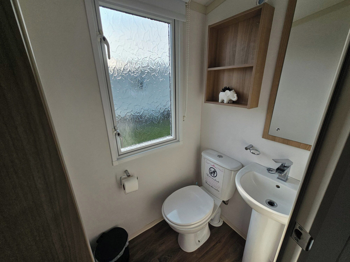 Bathroom 2, Angie 2 Bed Rhyl Robinhood, Denbighshire