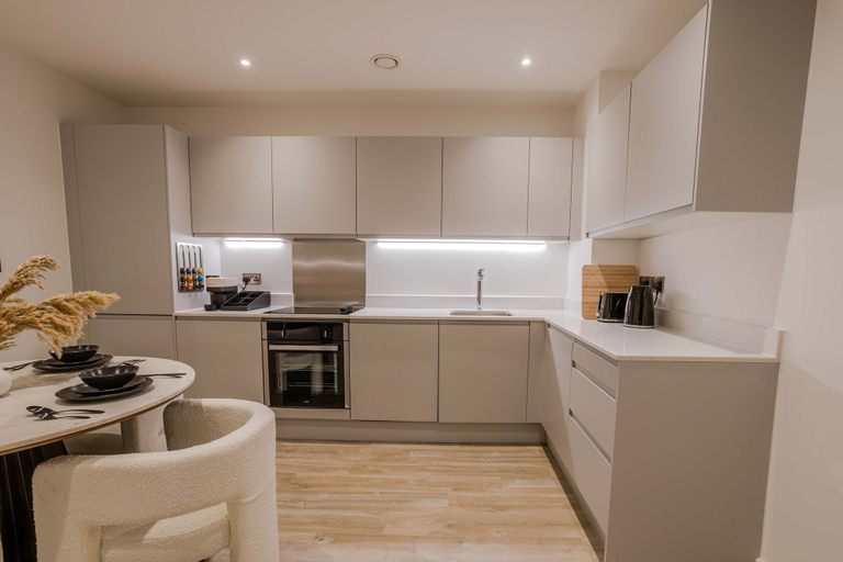 Room 3, Bianco Suite 2BR With City Views, Manchester