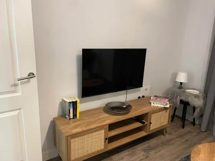 Interior 2, Stylish Retreat - Sleeps 6 Terrace-2bedroom-petsok, Birmingham