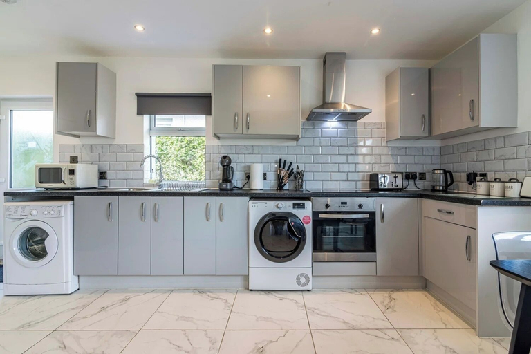 Private kitchen 3, 4br-sleeps8-privategarden-freeparking, Nottingham