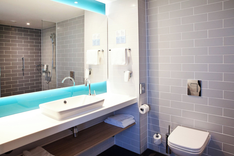 Bathroom 5, Holiday Inn Express & Suites MONHEIM AM RHEIN by IHG, Mettmann