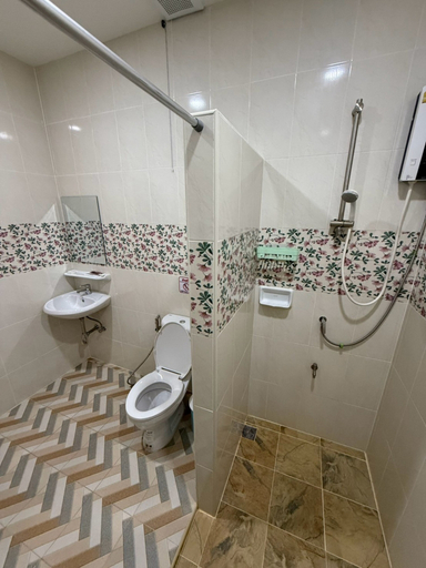 Bathroom 5, The Burapa Rooms, Samphantawong