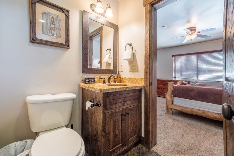 Room 5, Lakefront Lodge by Avantstay Lakefront Cabin w Hot Tub, San Bernardino