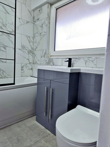 Bathroom 5, 1 Bed Flat - Sleeps 2 - Parking - Wifi, London