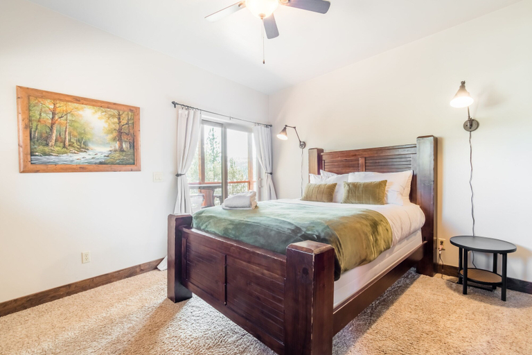 Room 3, Lakefront Lodge by Avantstay Lakefront Cabin w Hot Tub, San Bernardino