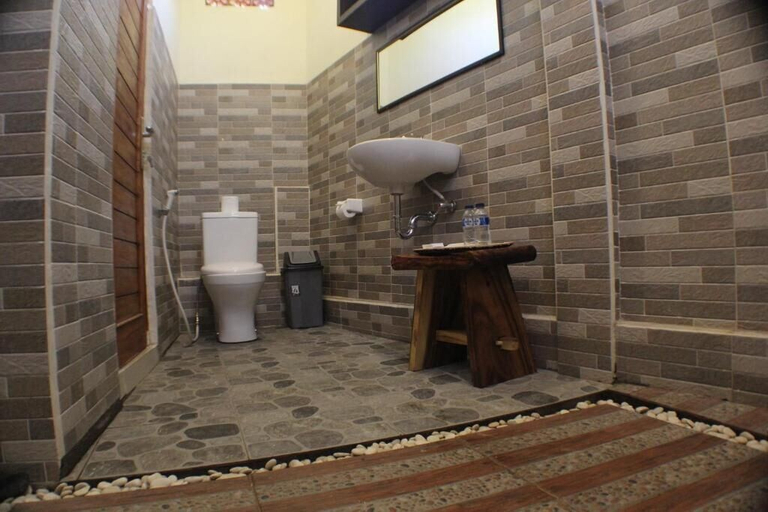 Bathroom 4, Telagamas Guest House, Klungkung
