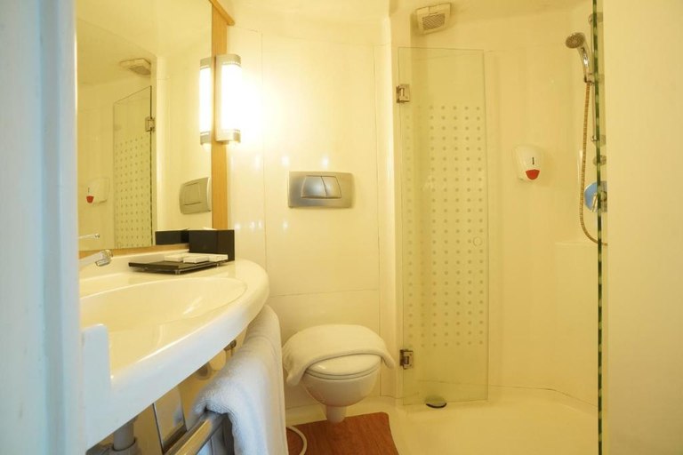 Bathroom, Sentral Cawang Hotel, Jakarta Timur