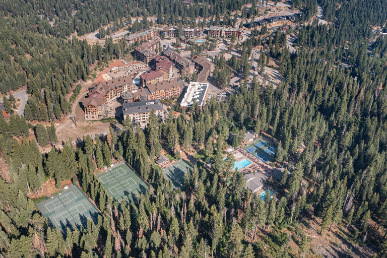 Room 3, Wolfe by Avantstay 5mins Northstar w Hot Tub Fireplace 2 Private Decks, Placer
