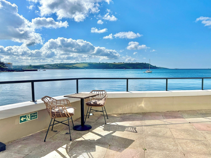 Outdoor dining, Seafront Cottage - Beach Access - Pet Friendly, Plymouth