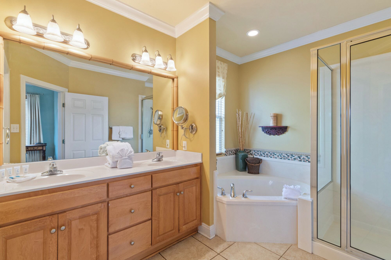 Bathroom 3, Mandevilla, Baldwin