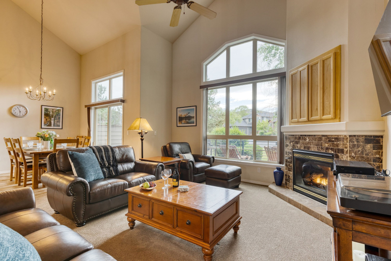Room 5, Forest Ridge Loop by Avantstay Hot Tub Private Community Amenities, Deschutes