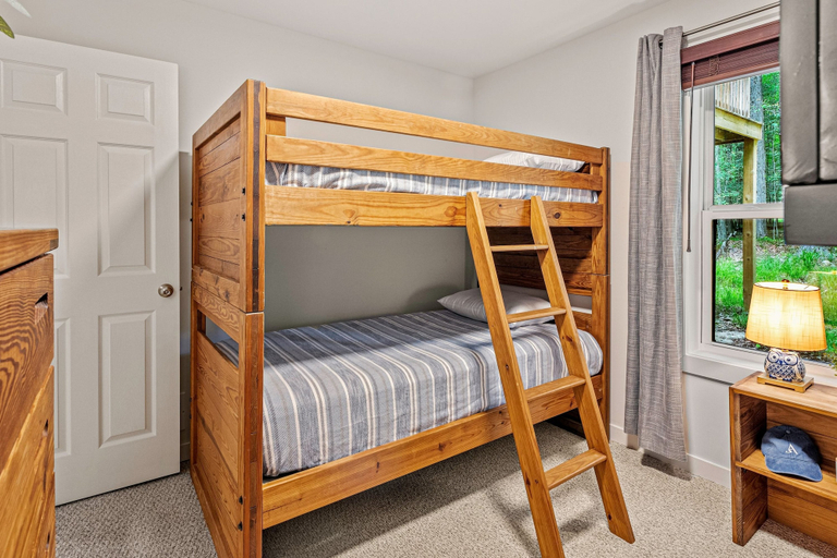 Bedroom 4, Happy Trails Chalet by Avantstay Sauna Deck Private Community Beach Access, Monroe
