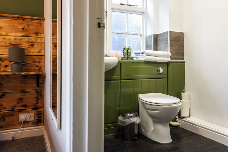 Bathroom 4, The First Hurdle Guest House, Gloucestershire