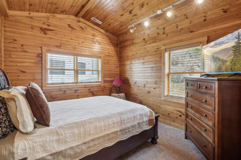Room 4, Spectacular Home w Hot Tub Fireplace Jacuzzi, Sevier