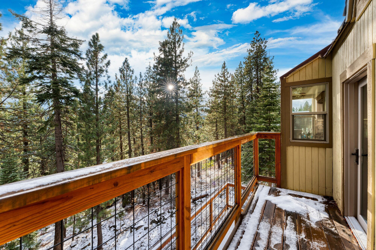Room 4, Sierra at Donner Lofted Cabin Minutes to Lake A-frame-inspired Design Deck, Nevada