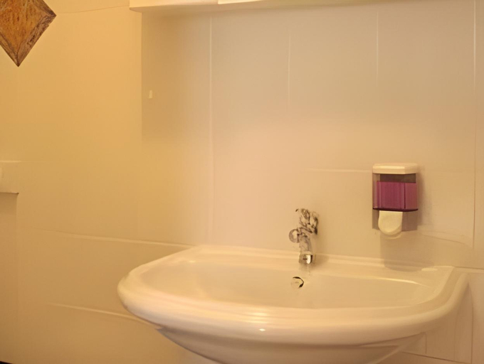 Bathroom 4, Razman Wine Rooms, Koper