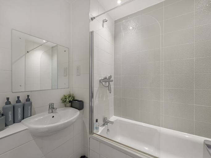Bathroom 2, Sleeps 8 With Garden and Pet Friendly, Kent