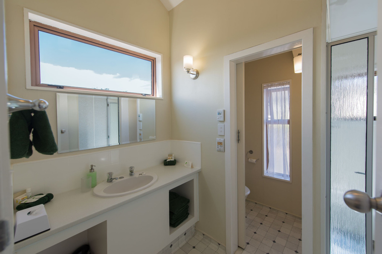 Bathroom, Howick Motor Lodge, Manukau