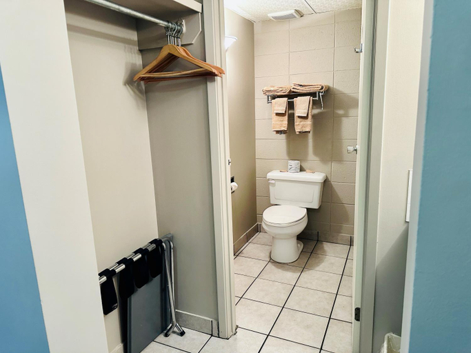 Bathroom 4, Beaverlodge Motor Inn, Division No. 19